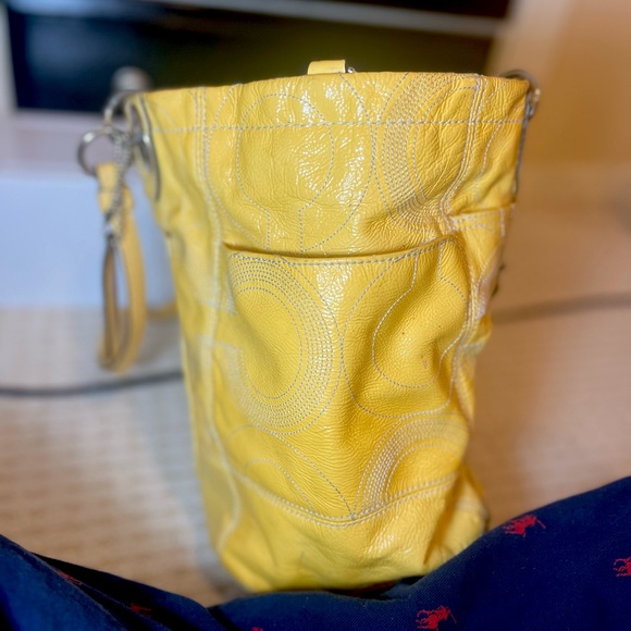 Y2k Coach Large Yellow Patent Leather Bag - Picture 3 of 10